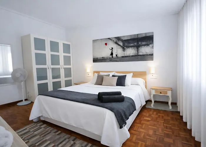 Piso Luminoso, Amplio Y Tranquilo En Casco Viejo *