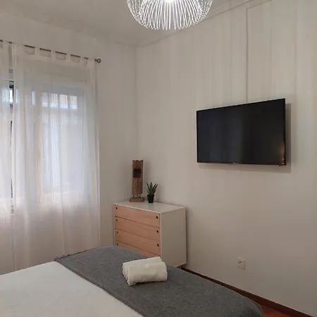 Piso Luminoso, Amplio Y Tranquilo En Casco Viejo