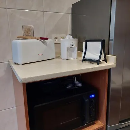 Piso Luminoso, Amplio Y Tranquilo En Casco Viejo *