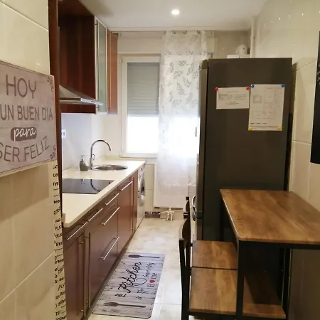 Piso Luminoso, Amplio Y Tranquilo En Casco Viejo *
