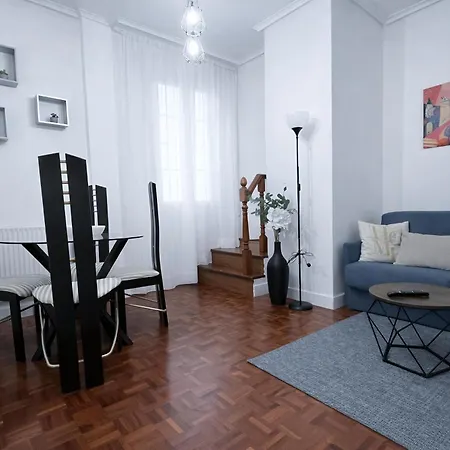 Piso Luminoso, Amplio Y Tranquilo En Casco Viejo