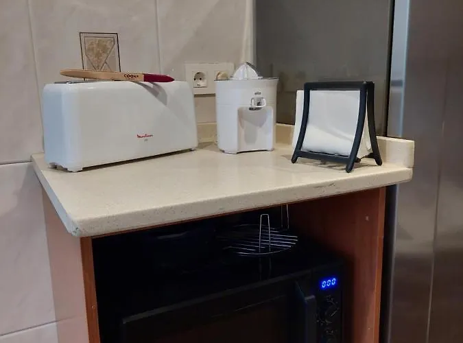 Piso Luminoso, Amplio Y Tranquilo En Casco Viejo *