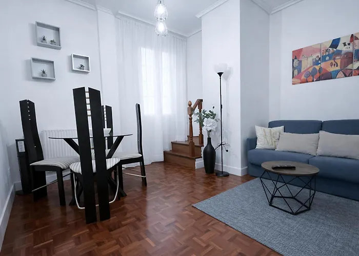 Piso Luminoso, Amplio Y Tranquilo En Casco Viejo