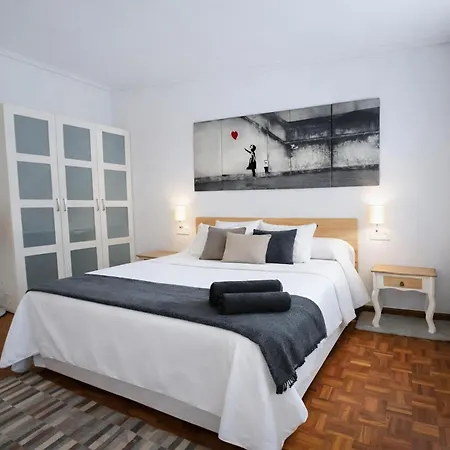 Piso Luminoso, Amplio Y Tranquilo En Casco Viejo *