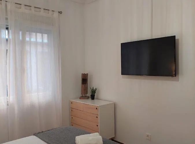 Piso Luminoso, Amplio Y Tranquilo En Casco Viejo