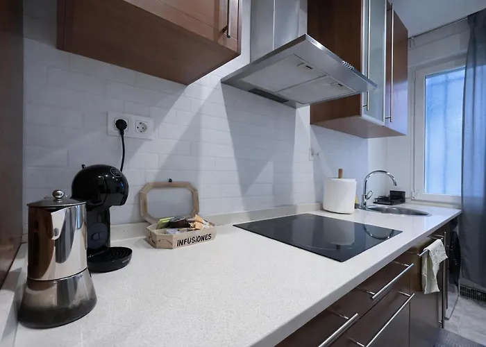 Piso Luminoso, Amplio Y Tranquilo En Casco Viejo *